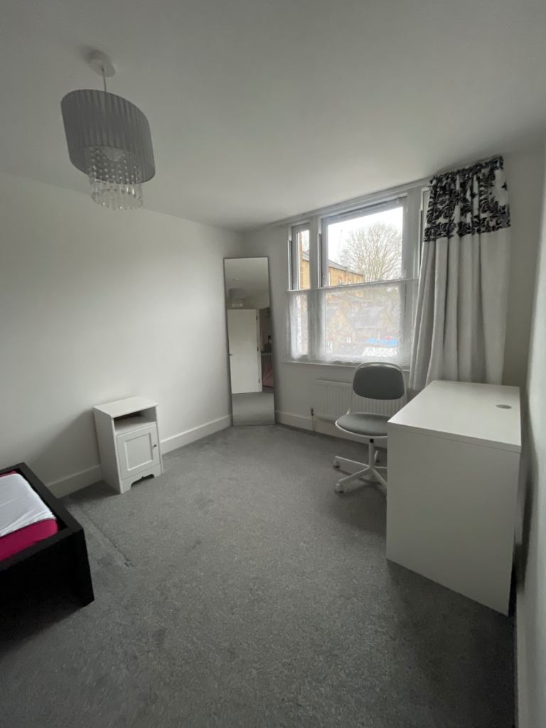 Large room in shared house - 6 mins walk from Wood Green station