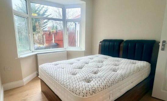 Spacious 5 Double Bedroom Home with Garden & Parking - COMPANY LET ALLOWED