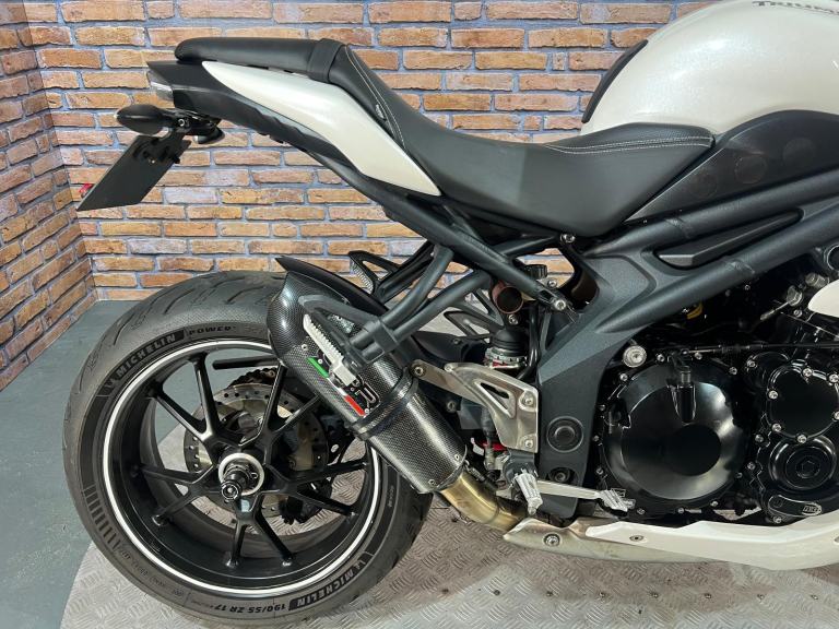 Triumph Speed Triple 1050 - EXCELLENT CONDITION - NATIONWIDE DELIVERY 