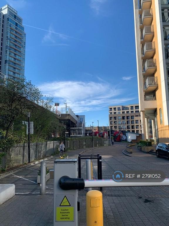 2 bedroom flat in Deals Gateway, London, SE13 (2 bed) (#2791052)