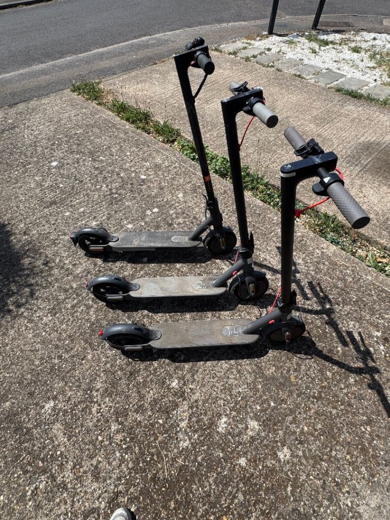 1 Xiaomi mi 2 Aovo Pro Electric Scooter - Spares or Repair