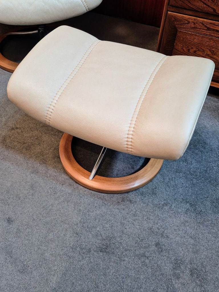 Stressless Consul Cream leather Signature chair + Footstool. Excellent Condition, As New