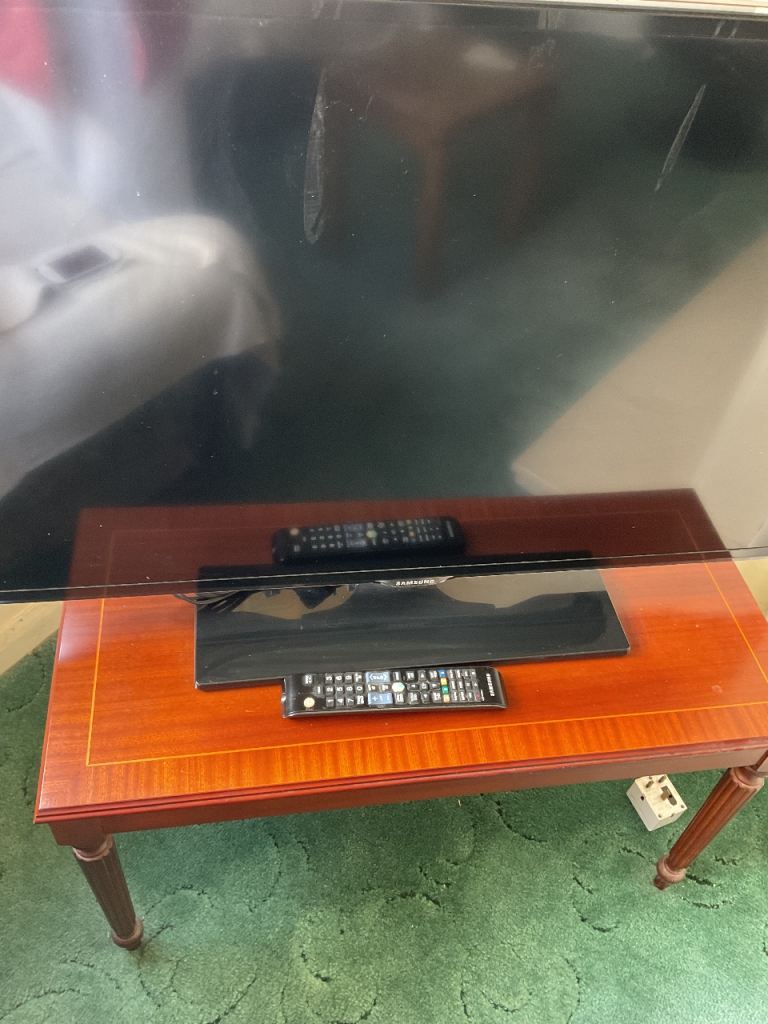 Samsung smart TV (35 inch x20)