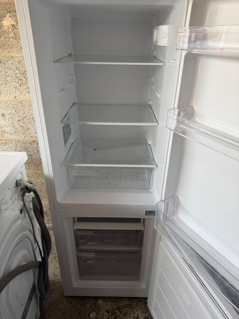 LOGIK White Fridge Freezer – perfect Condition