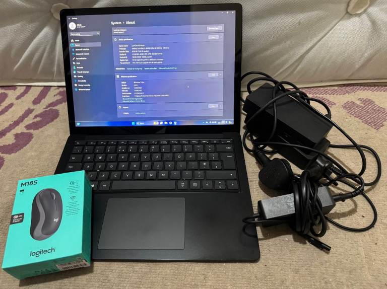 Microsoft Surface Laptop 3 i5-1035G7 8GB 256GB SSD W11 Pro + Docking Station + Charger + Mouse