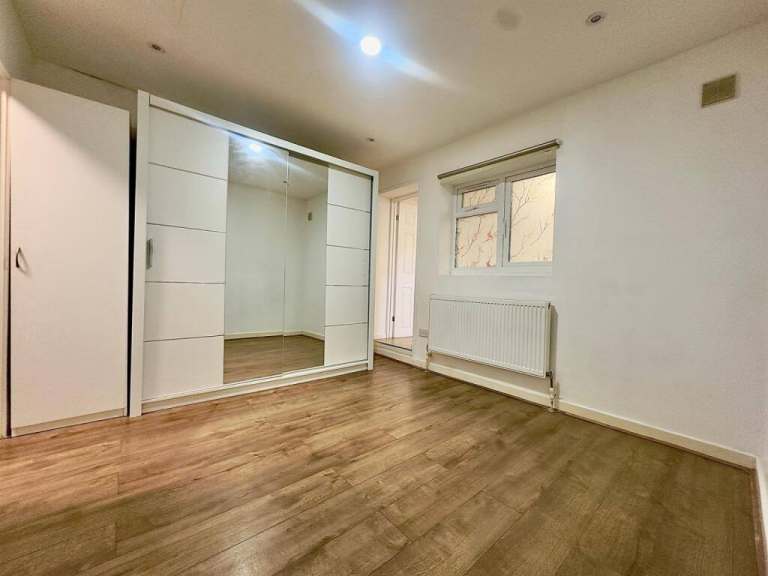 Double Room to Rent on Sanger Avenue Chessington KT9 – All Bills Included