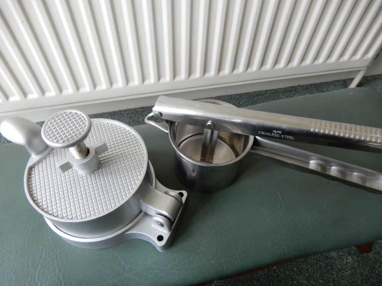 Metal Manual Fruit Juicer and Food Press – Good Condition