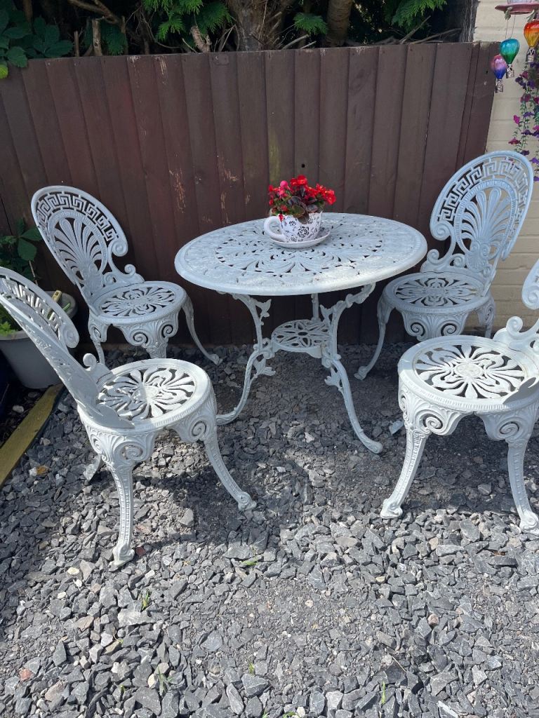 Beautiful Cast aluminium patio set