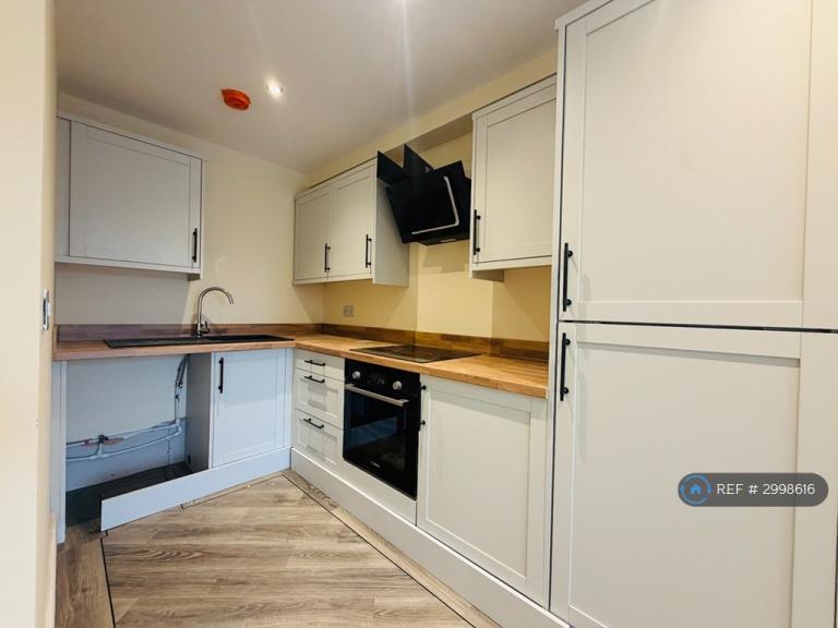 1 bedroom flat in Richardshaw Lane, Pudsey, LS28 (1 bed) (#2998616)