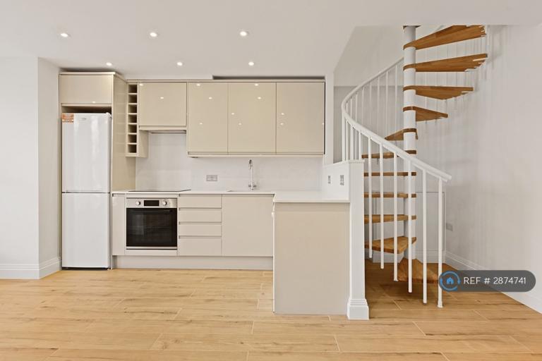 2 bedroom flat in House, London, N11 (2 bed) (#2874741)