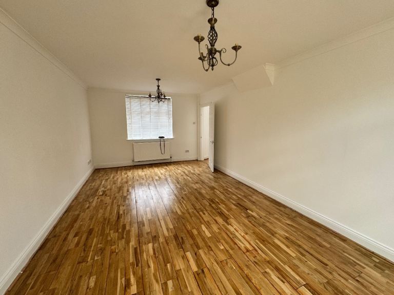 Spacious 3 bed, 2 reception house in RM9