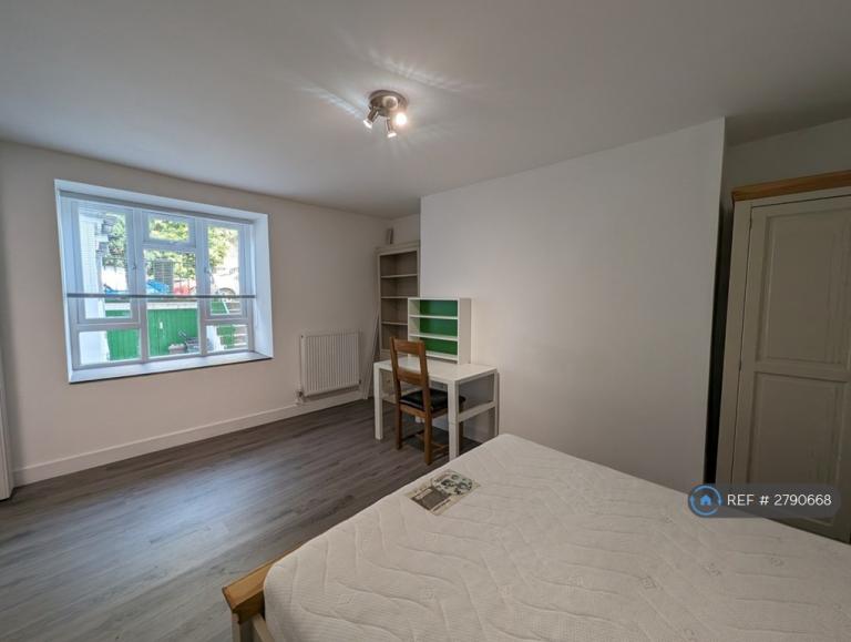 2 bedroom flat in Chesterfield Buildings, Bristol, BS8 (2 bed) (#2790668)