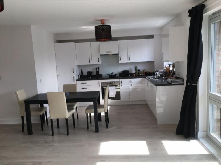 Double room to let with private bathroom