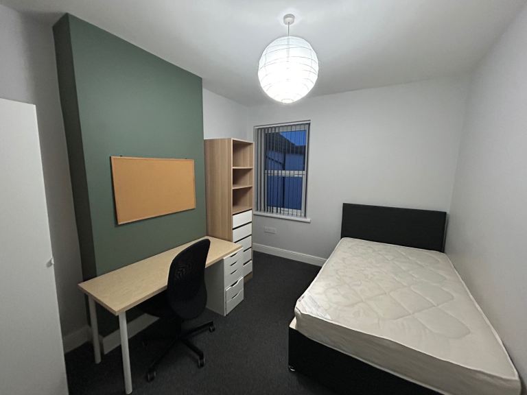 Bedroom for Rent in Student Share House