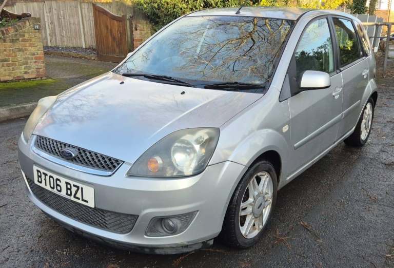 Automatic - Luxury model - Leather Seats - Ford Fiesta Ghia - 1.6 Petrol - 5 door - 2006