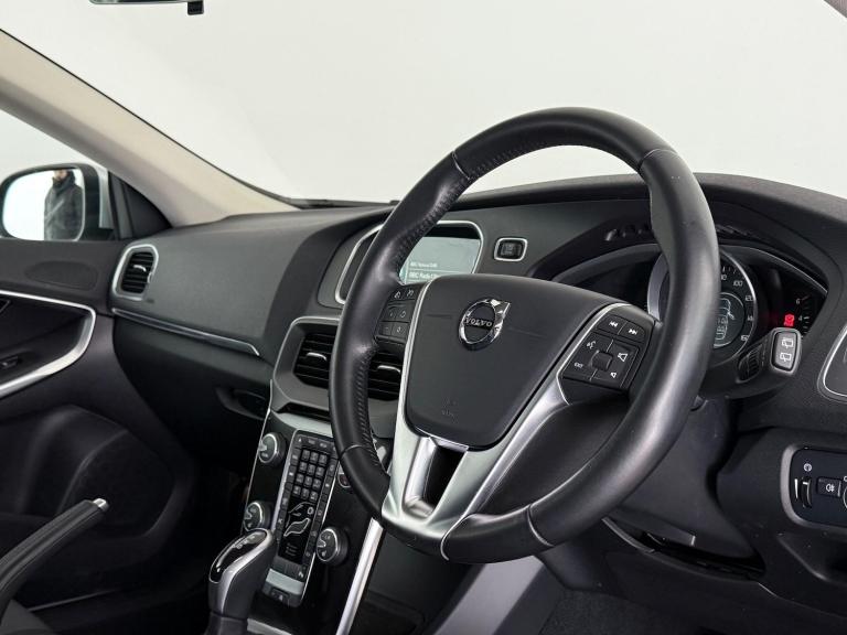 2016 Volvo V40 D2 [120] Momentum Nav Plus 5dr Geartronic HATCHBACK DIESEL Automatic