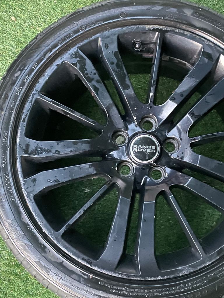 Range Rover wheel with tyre