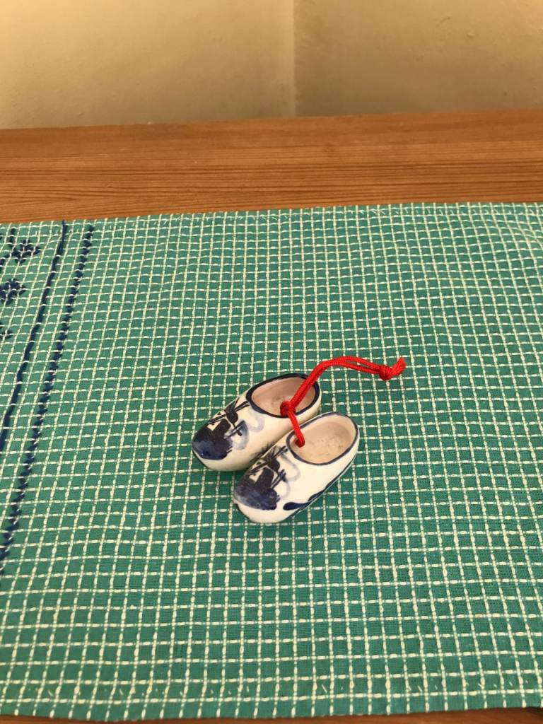 Pair of tiny Delft style china clogs 2 inches (5 cms) long