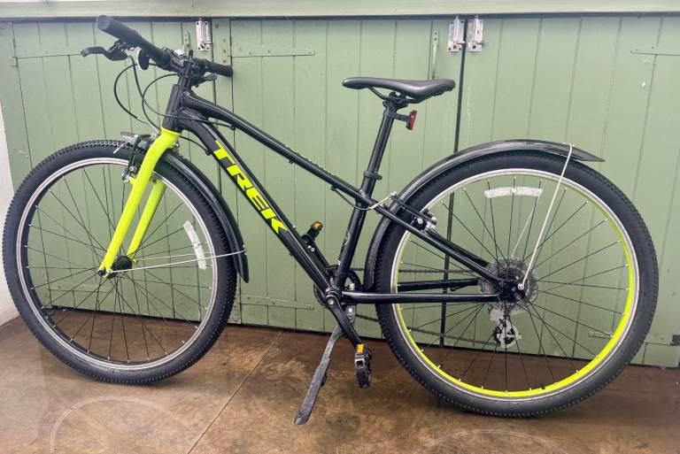 Trek Wahoo 24" unisex aluminium kids bike, Black/Neon Green, 8 Speed, Mudguards, Very Good Condition