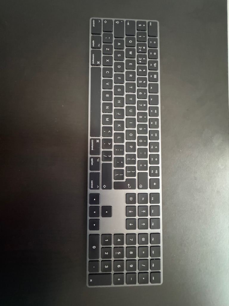 💻 iMac Pro 2017 27” Retina 5K – 8-Core Xeon W, Vega 56, 64GB RAM, 1TB SSD – Near Mint, Boxed ✨