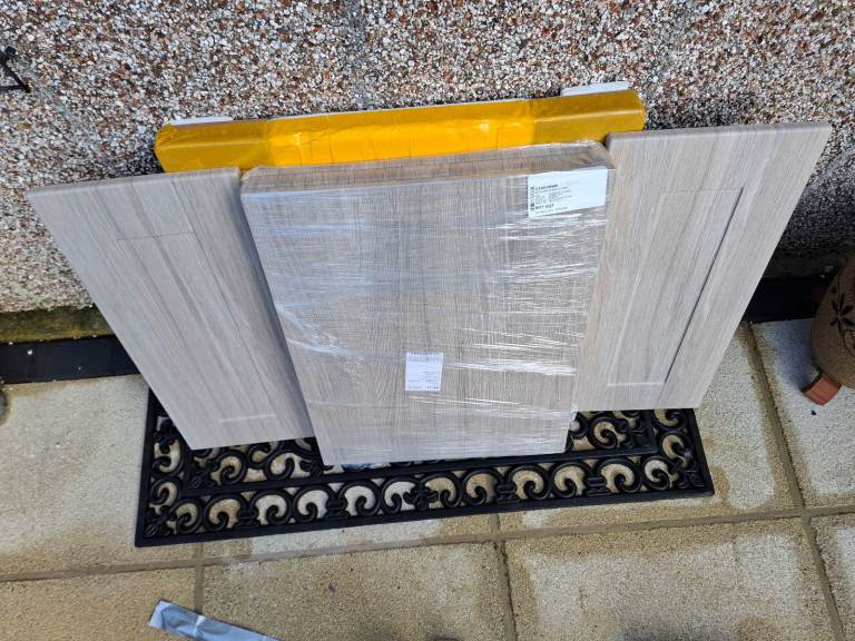  ONLY £12.50 EACH.... SIX BRAND NEW BEDROOM/KITCHEN CUPBOARD DOORS PLUS FREE PELMET.