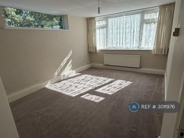 1 bedroom flat in Albemarle Road, Beckenham, BR3 (1 bed) (#3011976)