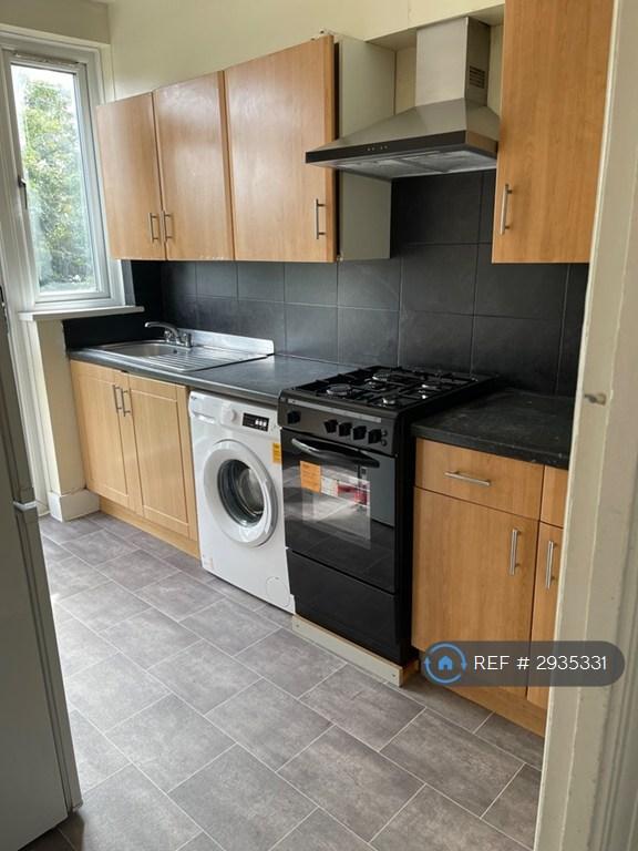 4 bedroom house in Holden Avenue, London, NW9 (4 bed) (#2935331)