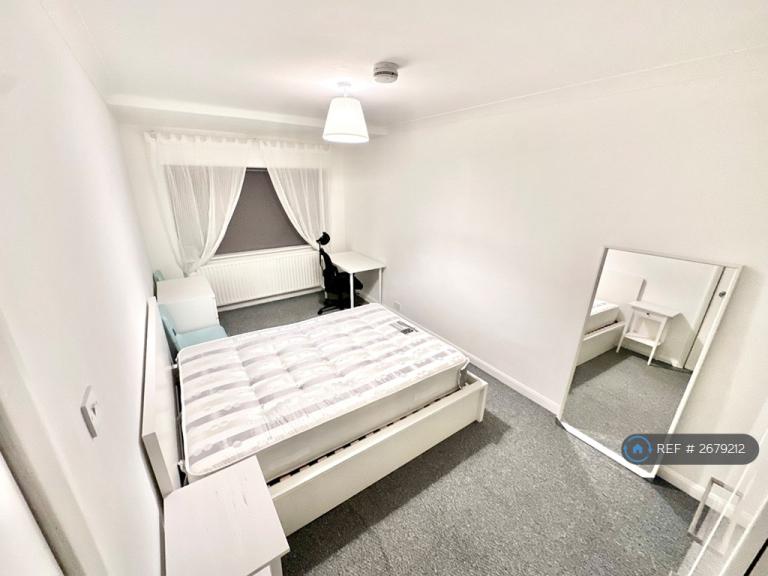 1 bedroom in Mount Park Crescent, London, W5 (#2679212)