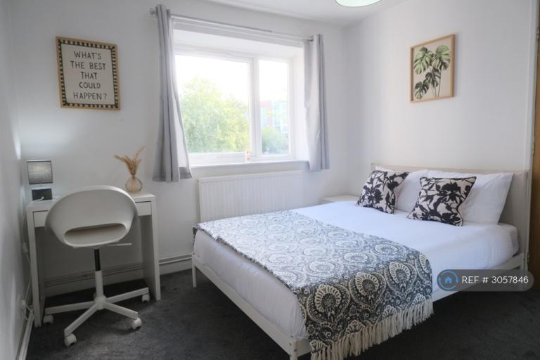 4 bedroom flat in Knights Court, Salford, M5 (4 bed) (#3057846)