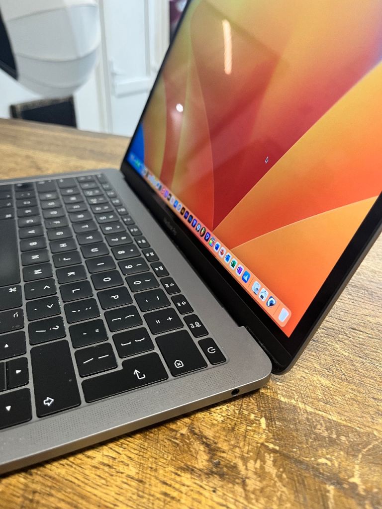 Apple MacBook Pro 13-inch 2017 2.3GHz Intel Core i5 8GB RAM 256GB SSD Space Grey Logic Pro Adobe 