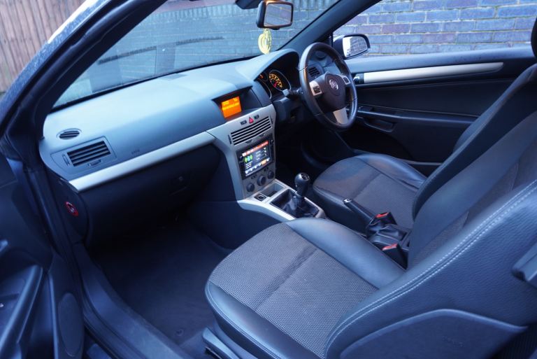 Vauxhall, ASTRA, Convertible, 2006, Manual, 1796 (cc), 3 doors