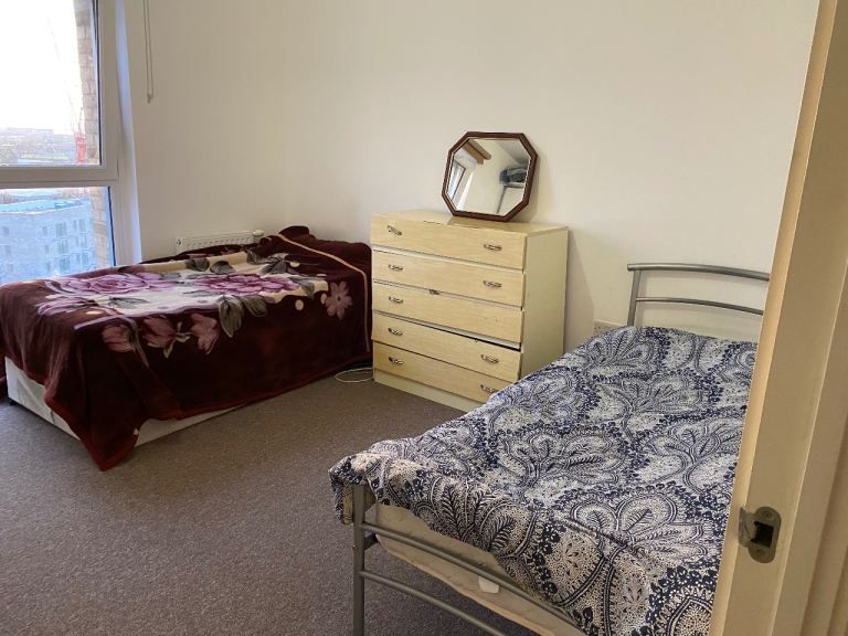 A spacious Room is available to share with a Pakistani Tenant 