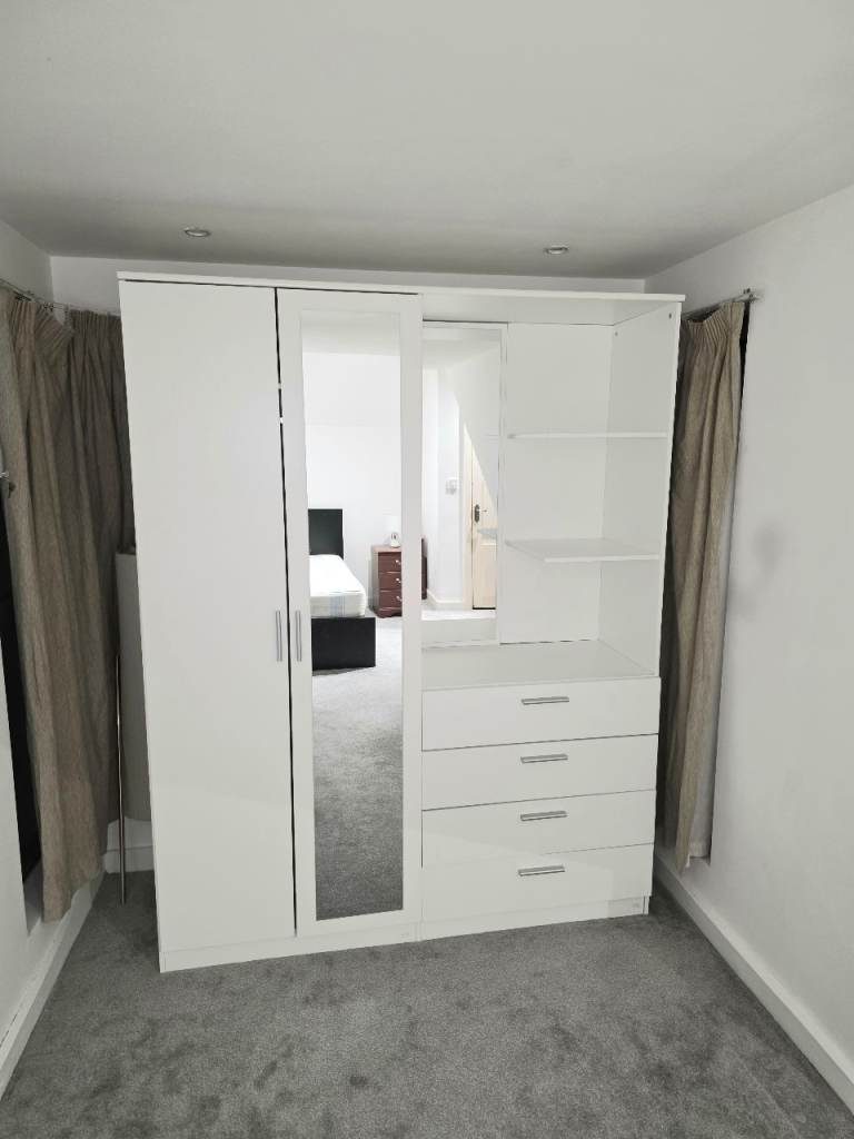 Excellent mirrored wardrobe with shelves.
