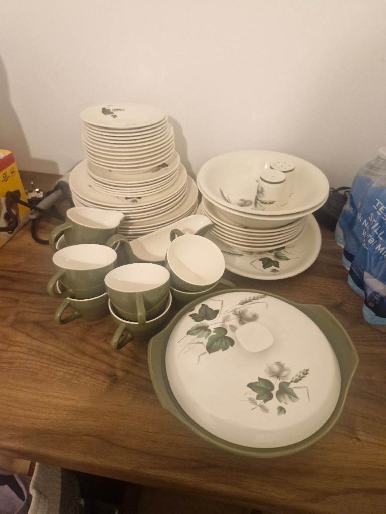 Vintage Ceramic Dinnerware Set – White with Green Floral Pattern