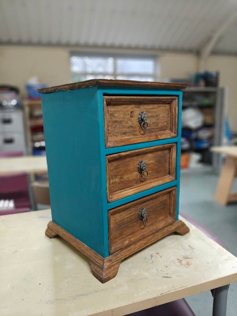 Small chest of drawers 