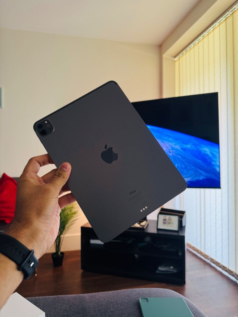 iPad Pro M1 11” + Original Magic Keyboard + Apple Pencil USB-C + Original Apple Case – £650