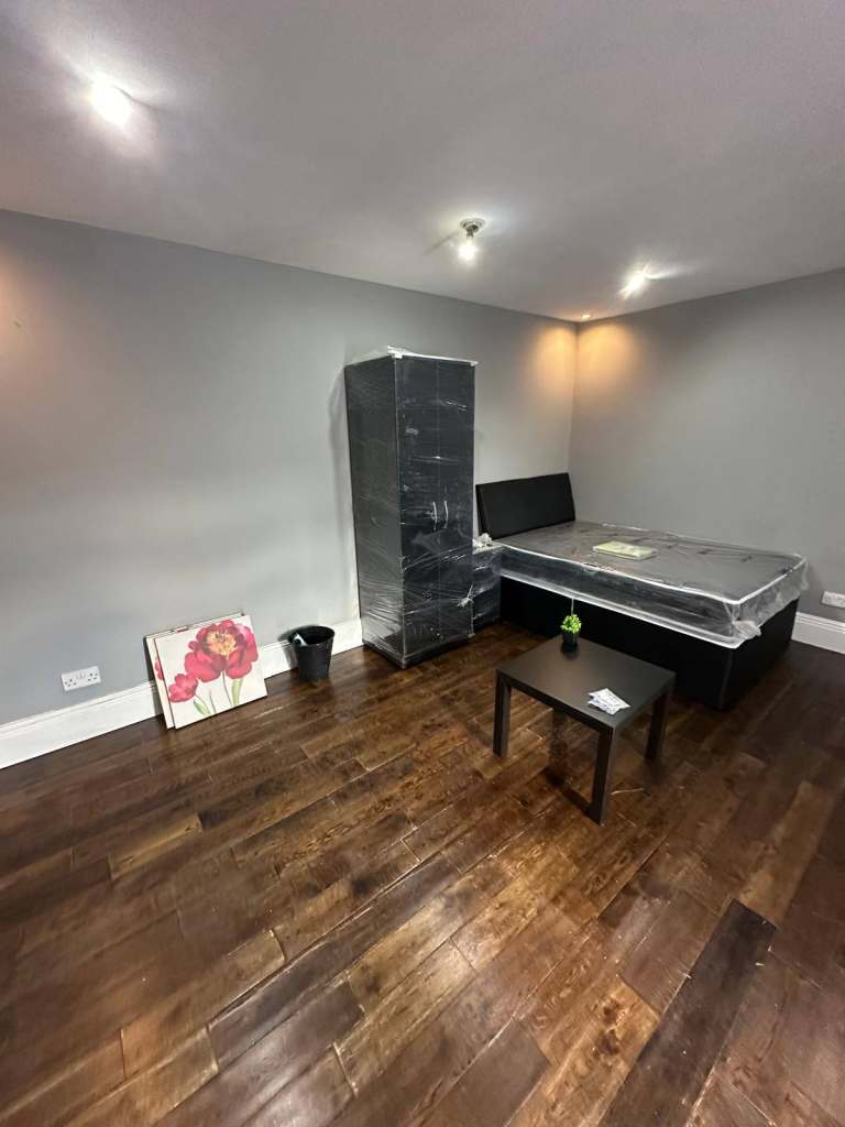 NEW - Large En-suite bedroom in newly renovated house share