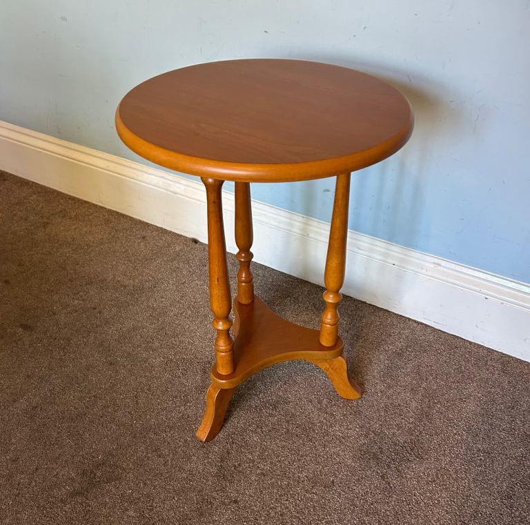 Round Wooden Plant Stand / Side Table H22in/56cm Dia 15.5in/39cm Good condition  D335