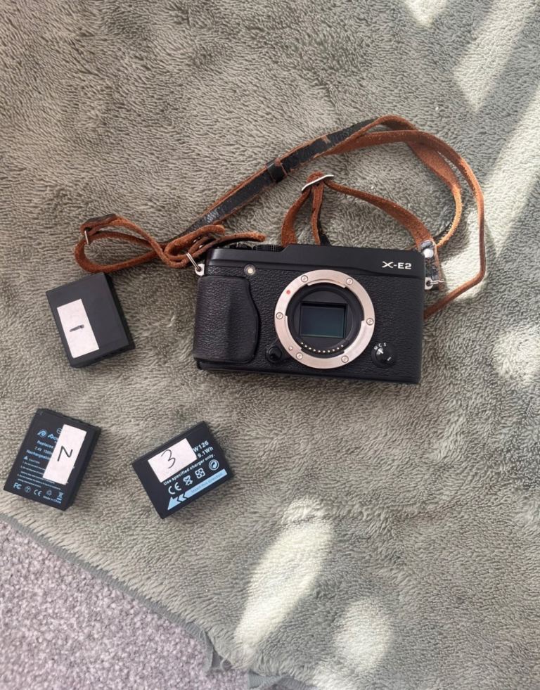 Fujifilm X-E2 mirrorless Camera body only + Thumb Grip street photography 