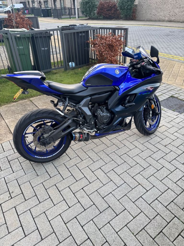 2024 Yamaha R7 Blue