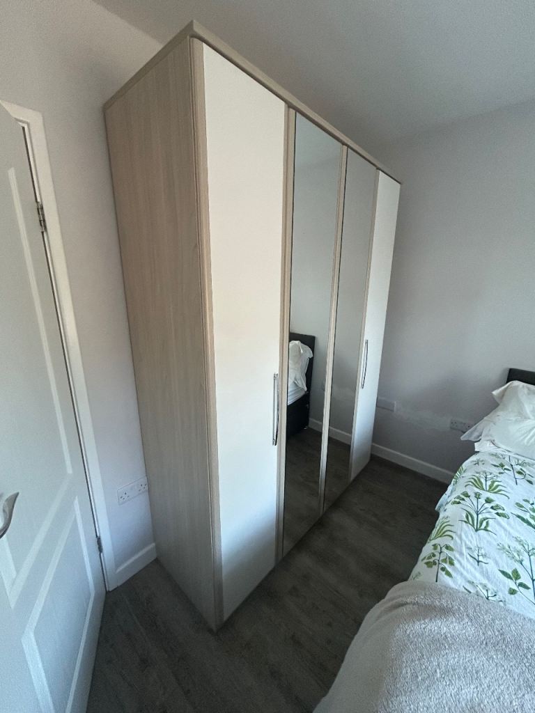 Luxury sliding doors wardrobe 