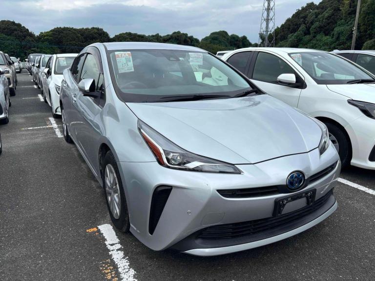  Toyota Prius 1.8 VVT-h Business Edition CVT Euro 6 (s/s) 5dr Petrol/Electric Hybrid Automatic