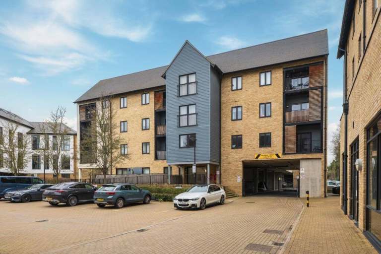 unfurnished one bedroom flat to rent (or buy) in the heart of Bexley Village, Kent 