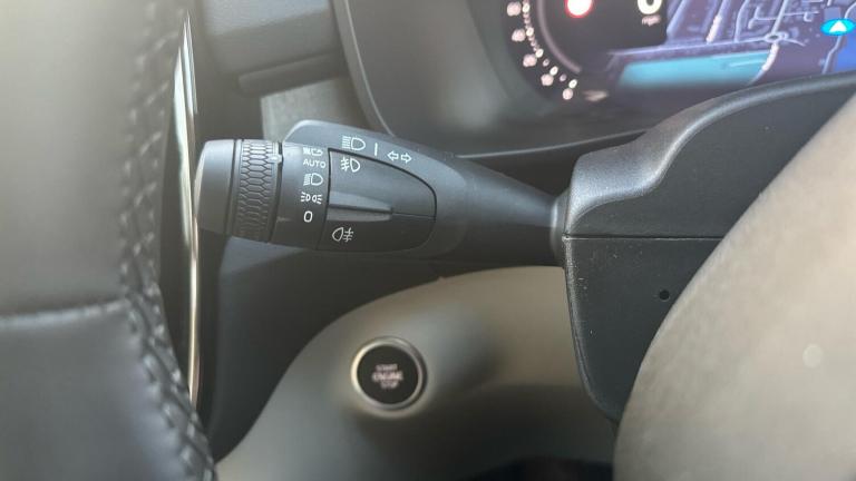  Volvo XC40 2.0 B4 MHEV Ultra Bright DCT Auto Euro 6 (s/s) 5dr Petrol/Electric Hybrid Automatic