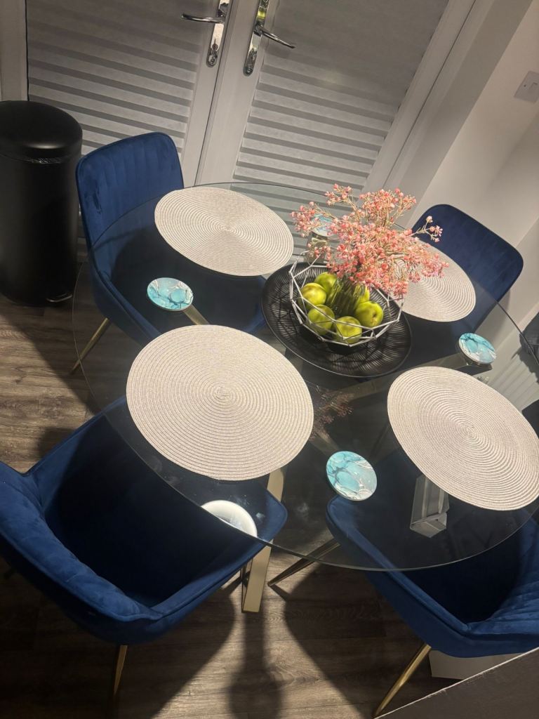 Very dining table and 4 chairs