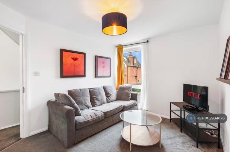 5 bedroom house in Bedford Road, Horsham, RH13 (5 bed) (#2934876)