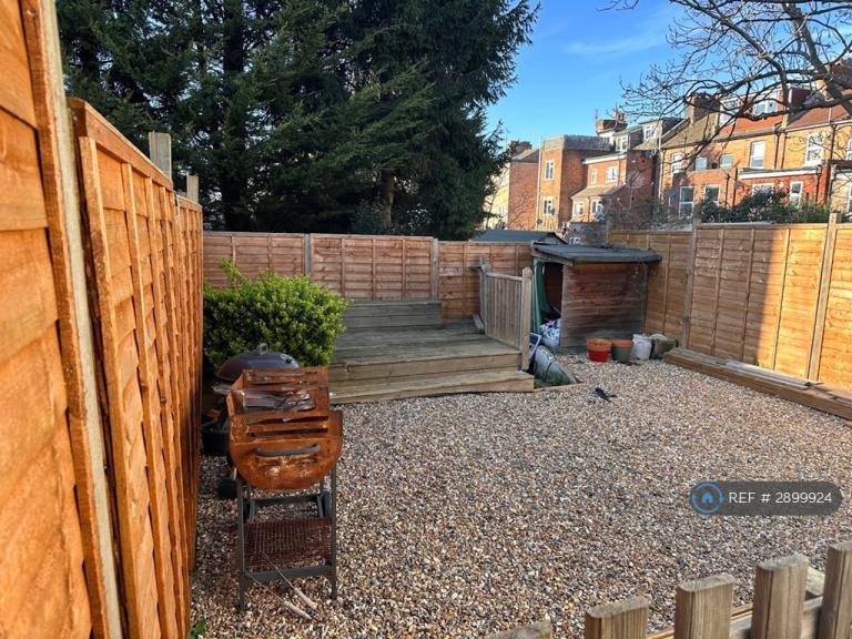 2 bedroom flat in Ballards Lane, London, N3 (2 bed) (#2899924)