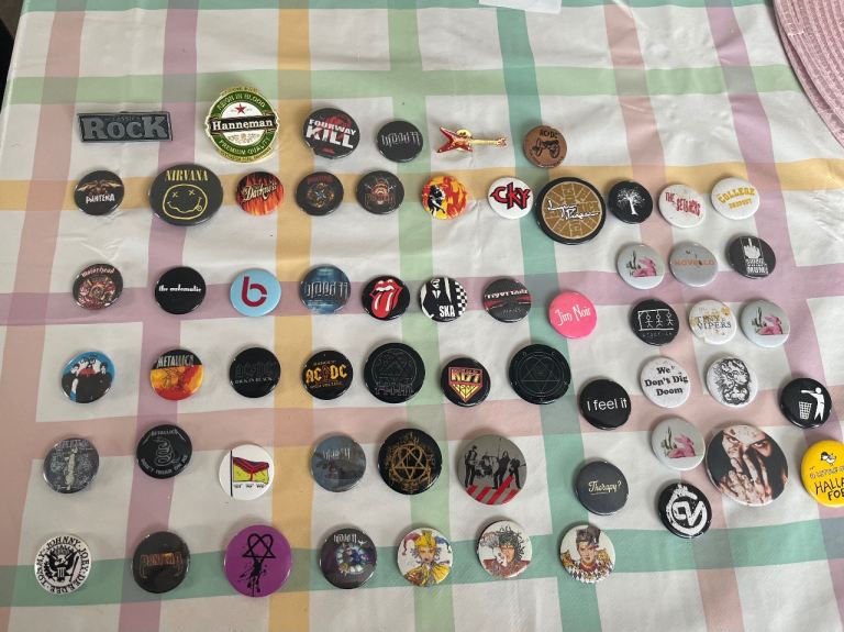 Job lot of rock / metal badges slayer acdc Pantera Metallica guns n roses queen u2 ramones etc 