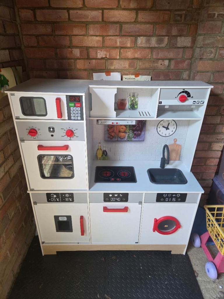 Children's play kitchen