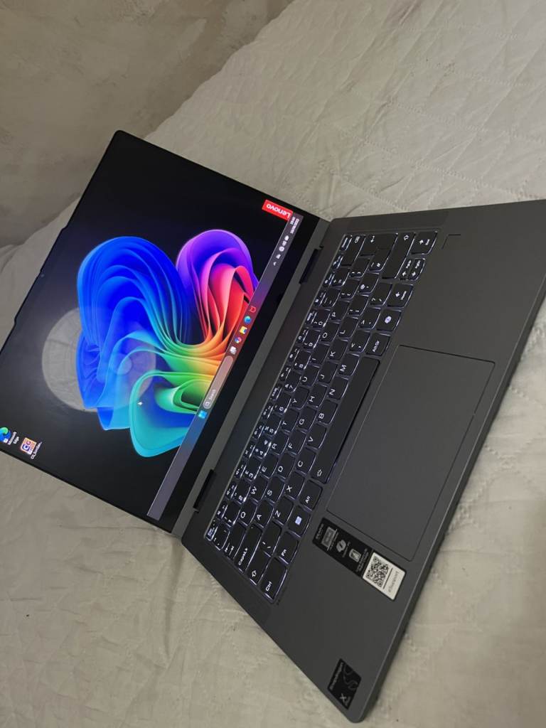 Lenovo OLED laptop Touchscreen 2in1 8 core processor 16gb ram 512gb ssd 